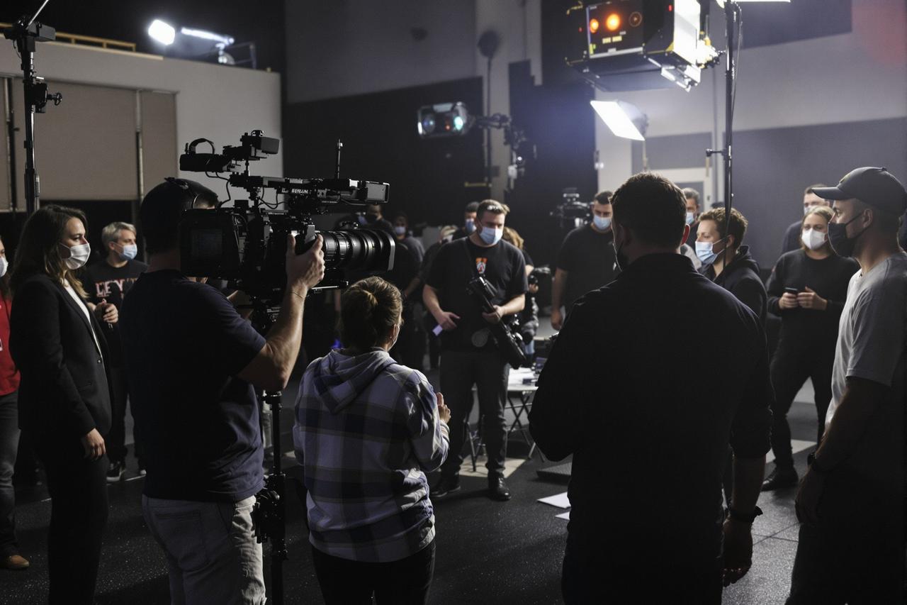 某影视剧组被曝拖欠演员片酬长达一年，多人联名维权